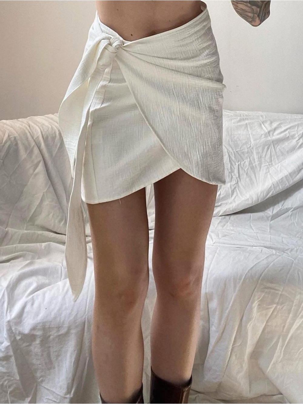Essentials Asymmetrical Cream Skirt. 95% coton.